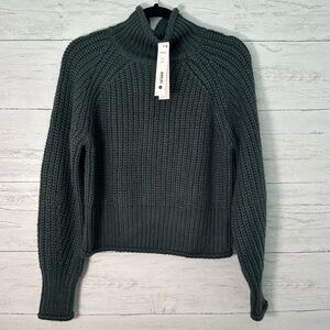 Aqua NWT cropped cable knit sweater size medium